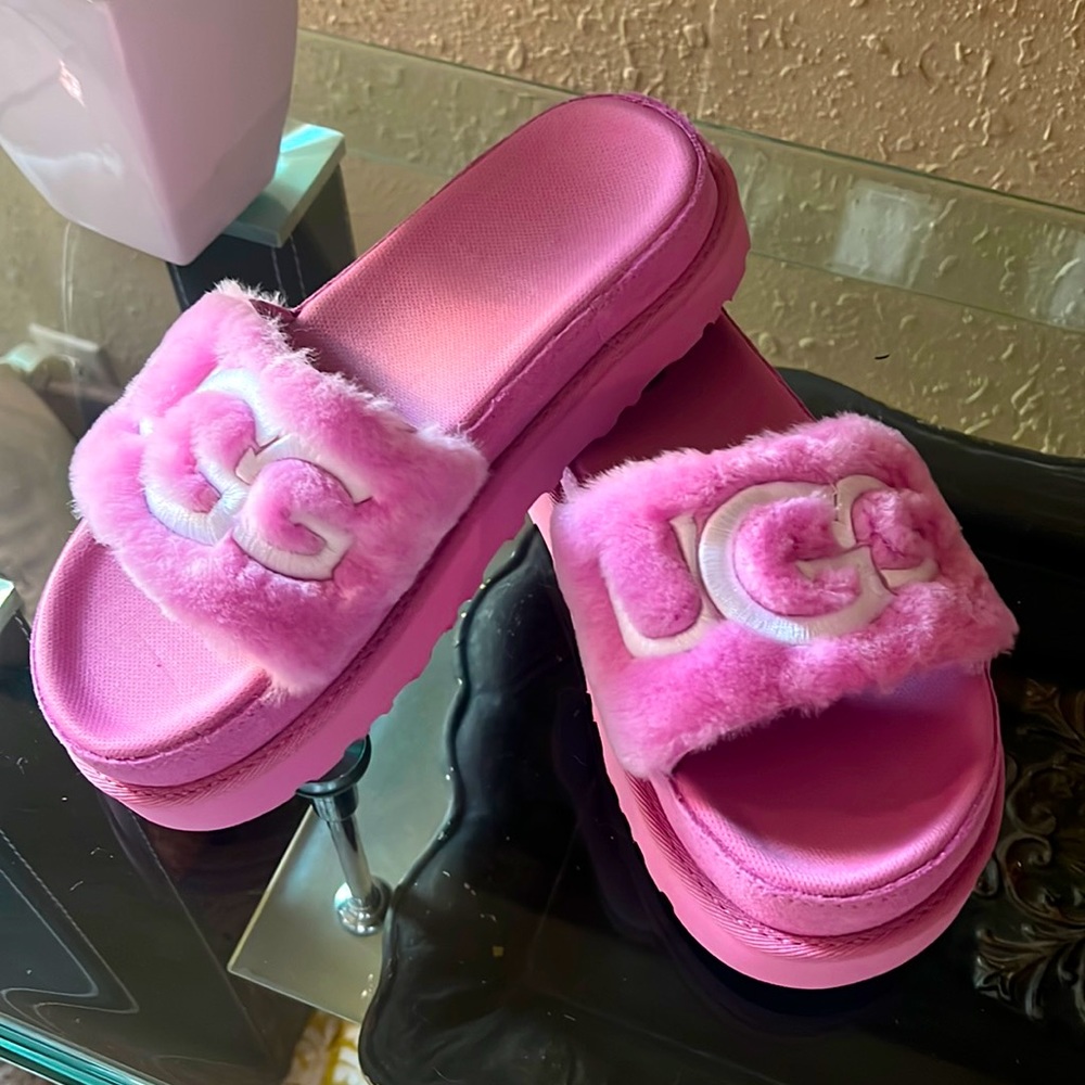 PINK UGG SLIDES SIZE 7